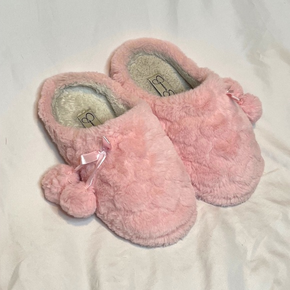Jessica Simpson Girls Plush Hearts & Pom Pom Clog Slippers | Pink | US Size 13/1 - Picture 1 of 3